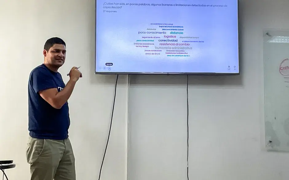 docente impartiendo clases