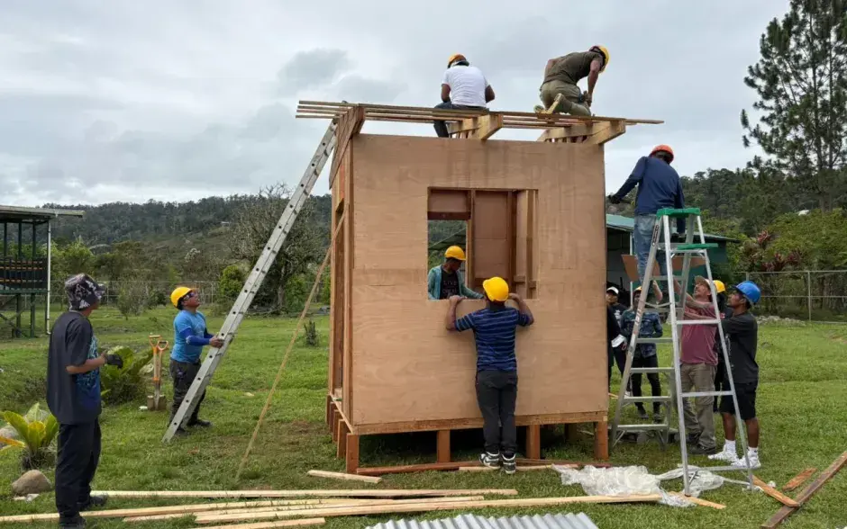 Cosmovisión indígena es protagonista en proyecto de construcción de viviendas de madera