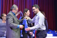 Darner Mora, creador de Bandera Azul Ecológica y director del Laboratorio Nacional de Aguas de Acueductos y Alcantarillados, entregó la bandera de la Sede Central a Luis Chaves de la carrera de Ingeniería Ambiental.