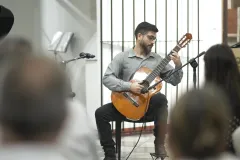 Acto inaugural de Calicanto con el guitarrista Alejandro Mora.