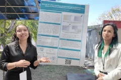 Las estudiantes en biotecnología Maripaz Arce y Paola Coto explicaron su investigación sobre la aplicación de esenciales de plantas con fines de limpieza y desinfección