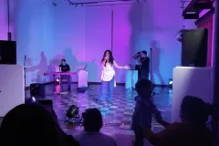 La cantante Melany Cubero también fue parte del concierto pop durante la inauguración del Festival Calicanto 2026.