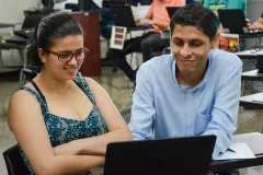 La prueba de los juegos fue parte de la dinámica en la presentación.