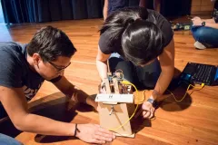 Los estudiantes mientras manipulaban los elementos antes de tirar un penal.