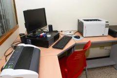 La biblioteca cuenta con un cubículo especial equipado con todas las herramientas tecnológicas que una persona no vidente necesita. (Foto: Andrés Zúñiga / OCM).