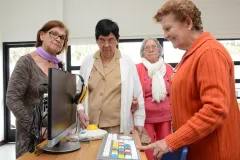 Miembros de la Asociación Cartaginesa de Atención al Ciudadano en la Tercera Edad (Ascate) participaron en la inauguración del nuevo laboratorio.