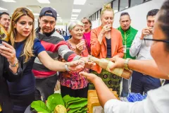 Personas degustando productos a base de cacao como el licor