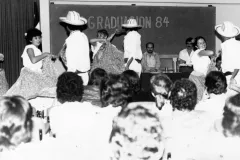 Acto cultural durante la graduación de 1984 de la Escuela de Administración de Empresas del Tecnológico de Costa Rica, reflejo de una etapa clave en la consolidación de su comunidad estudiantil.