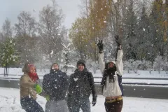 Finlandia  Estudiantes del TEC celebrando su primera nevada. (Foto: Cortesía de la Dirección de Cooperación)