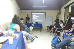 La profesora Claudia Chaves brinda asesoría de Biogás a los líderes comunales y vecinos de la ASADA de Poás y Barrio Corazón de Jesus de Aserrí.
