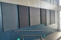 Imagen del interior del auditorio enfocando a los paneles