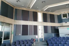 Imagen del interior del auditorio enfocando a los paneles