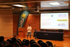 Charla Chepe se baña