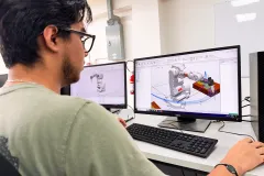 La modelación de robots industriales es parte de las ventajas que los estudiantes pueden hacer con el software instalador en unos de los laboratorios de Ingeniería en Mecatrónica