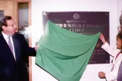 El entonces presidente de la República, Rafael Ángel Calderón Fournier, develó la placa inaugural del Centro de Incubación de Empresas (CIEM) en 1994, marcando un hito en el impulso al emprendimiento y la innovación.