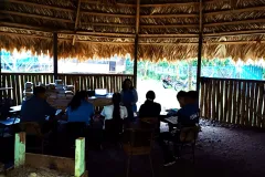 Estudiantes recibiendo asesoria