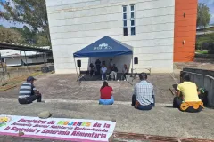 Fotografía de asistentes al evento