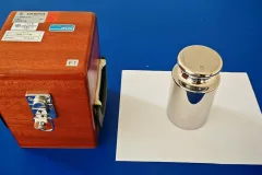 Foto de 5 kg clase F1 y su estuche