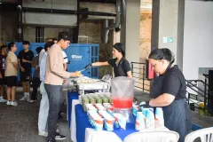 Actividades de Random. Estudiantes almorzando juntos