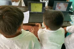 Niños utilizando computadoras
