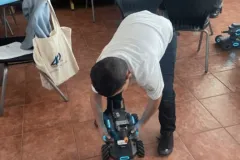 Niño utilizando un robot