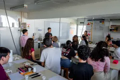 El estudiante de Biología Sebastián Ávila explicó algunos conceptos sobre biocromía y el proceso de extracción del pigmento