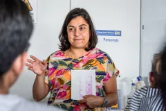 La profesora de la Escuela de Diseño Industrial, Marcela Cubero, mostró el uso de pigmentos sobre papel