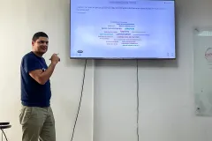 docente impartiendo clases