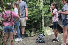Estudiantes utilizando un robot