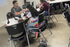 Estudiantes y docente en salón de clase