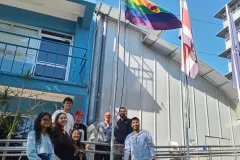 iza de la bandera LGBTIA+ en San José