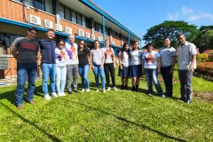 iza de la bandera LGBTIA+ en San Carlos