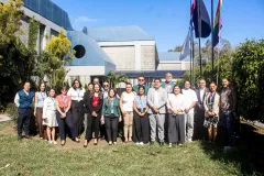 iza de la bandera LGBTIA+ en Cartago