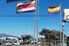 iza de la bandera LGBTIA+ en Zapote