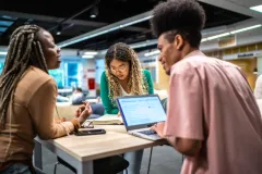 Imagen ilustrativa de jóvenes universitarios 