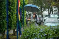 La rectora iza la bandera de la diversidad en 2024