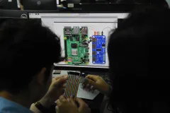 jóvenes observando una clase de circuitos integrados
