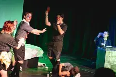 presentación de teatro, actor saca tarjeta roja