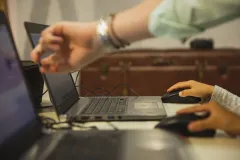 manos señalando computadora