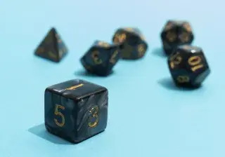 Dados de diferentes tipos lanzados al azar en una superficie