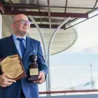 El Dr. Valverde con su premio