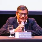 El candidato con un micrófono