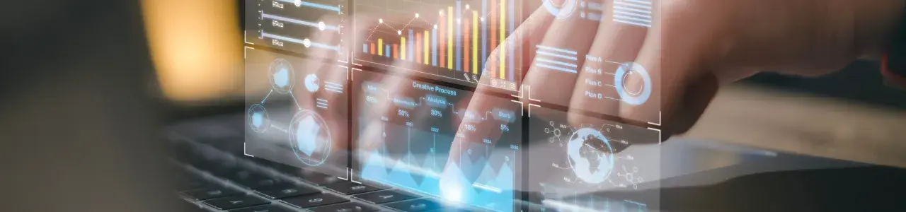 Acercamiento a las manos de una persona visualizando datos en una computadora