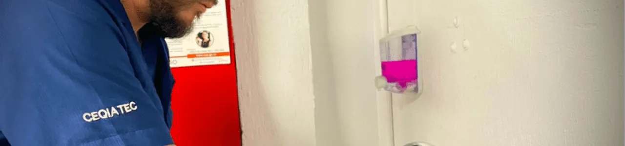 Fotografía de personal del CEQUIATEC esterilizando una tubería