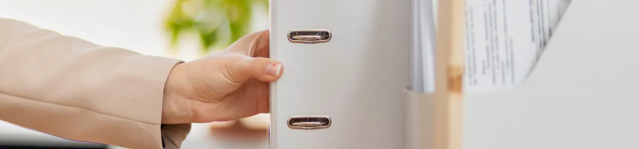 mano con documentos