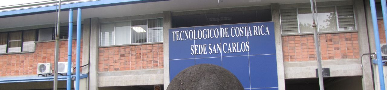 Entrada principal del Campus Tecnológico Local San Carlos, en la que se aprecia la réplica de una esfere precolombina.