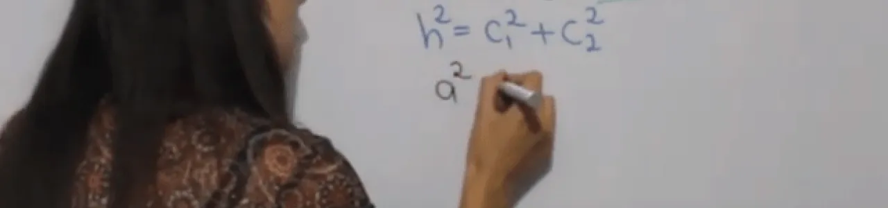Estudiante escribiendo en pizarra.
