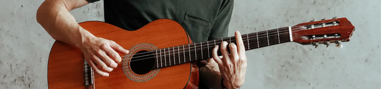 Hombre con una guitarra preparándose para tocar