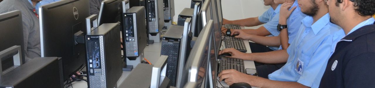 Alumnos de colegio utilizando computadoras.