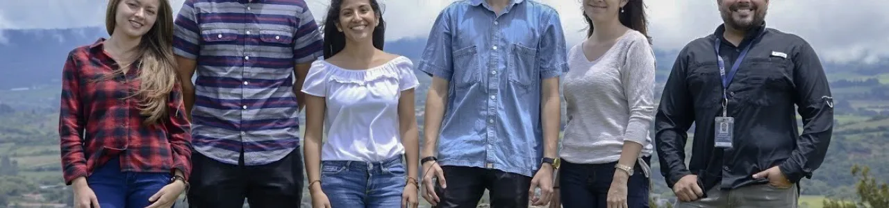 Los estudiantes Anllel Raquel Zúñiga Coto, Fabrizzio Medaglia Mata, María Paula Gómez Murillo, Mauricio Fuentes Castillo y Mariana Rojas Ramírez participarán en "The Concrete Convention and Exposition, Fall 2018" organizada por el American Concrete Institute (ACI), en Las Vegas. En la fotografía les acompaña el profesor Rommel Cuevas Kauffmann. Foto de Steven Moya Barrientos /OCM .